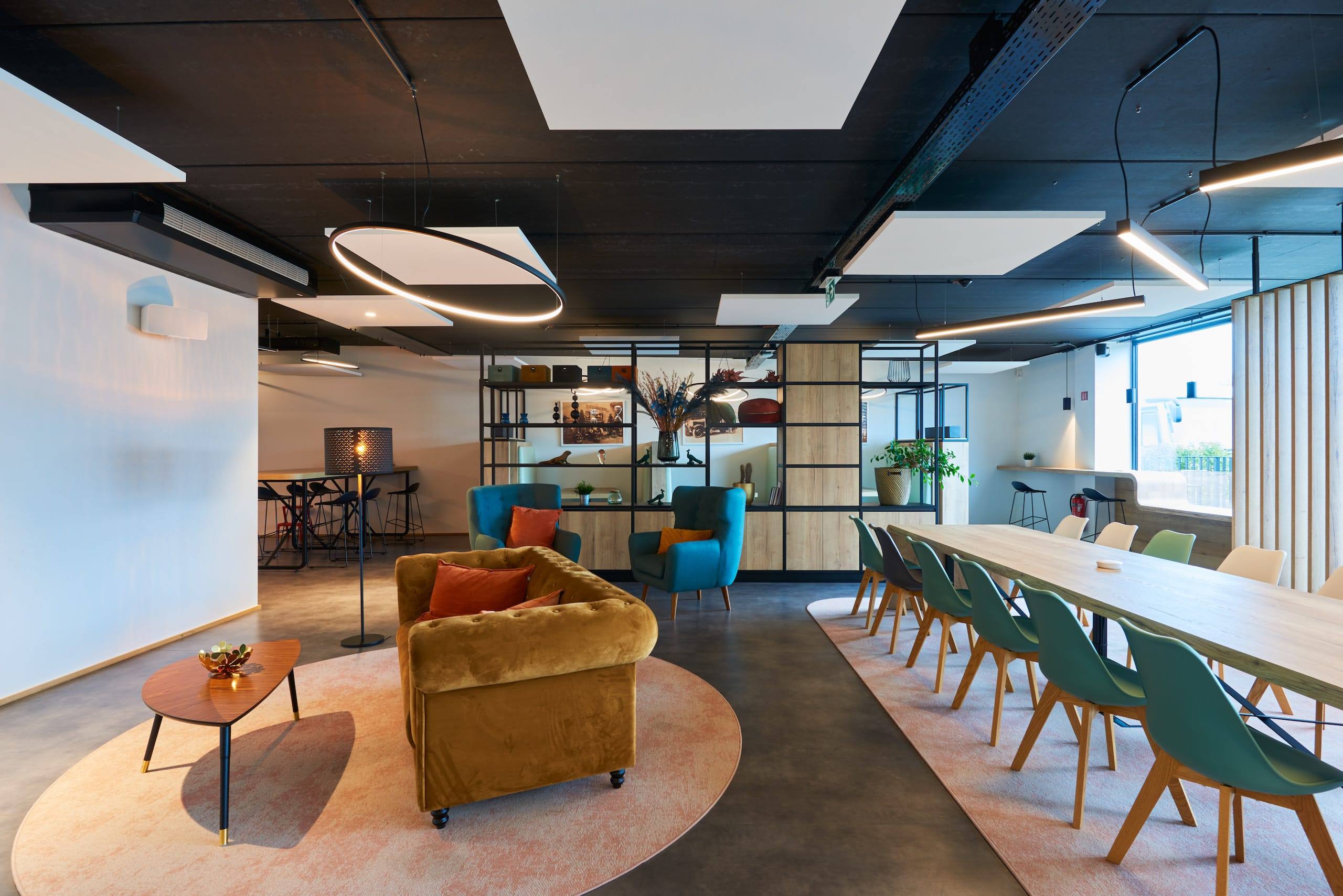 Lounge d'entreprise conçue pour les usages des équipes
