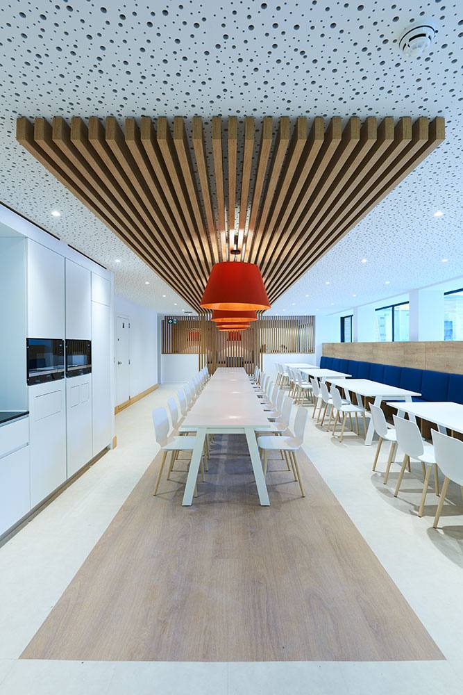 Salle de réunion bois livrée en design & build à Bruxelles