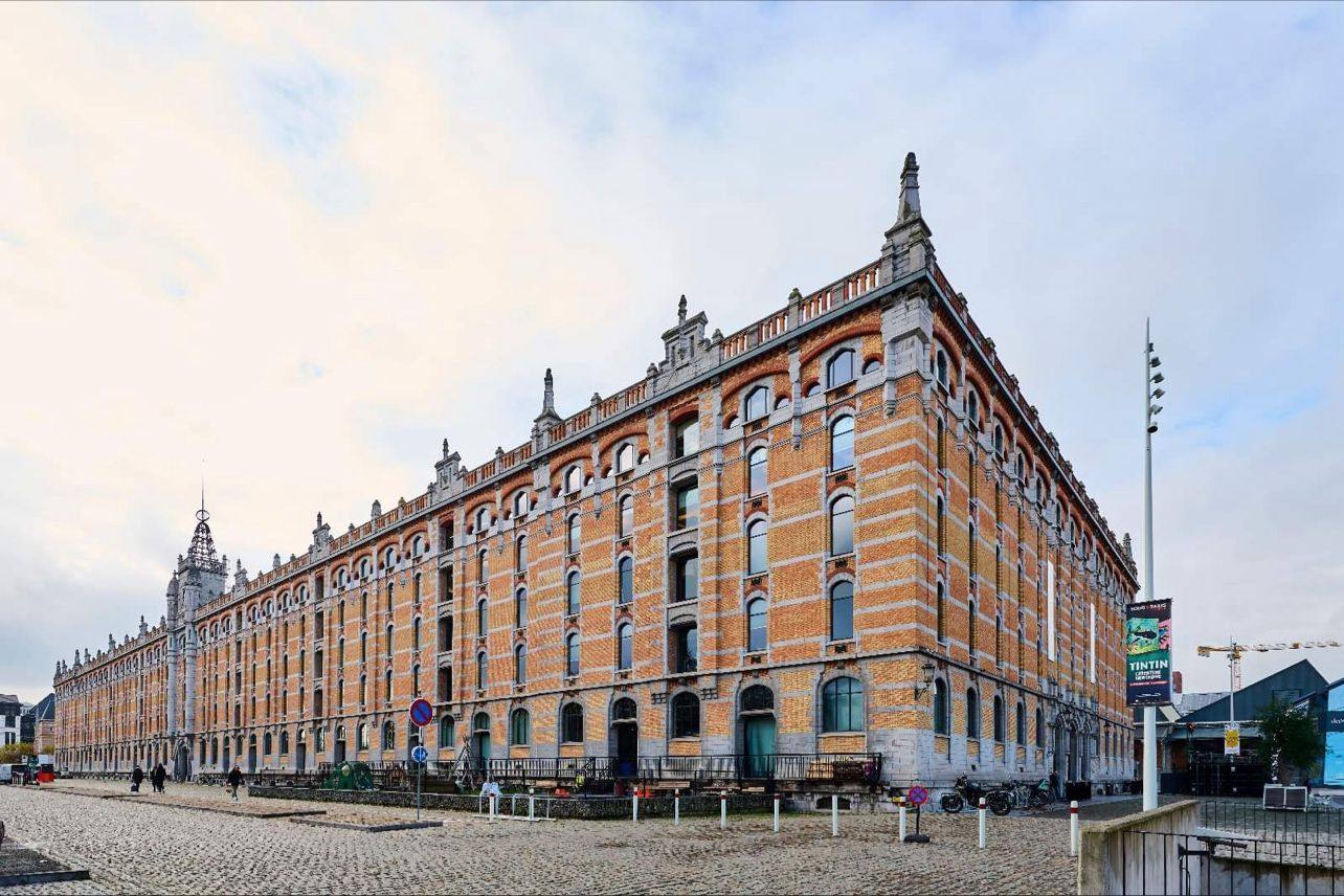 Façade d'un immeuble de bureaux à Bruxelles rénové par Design Plus