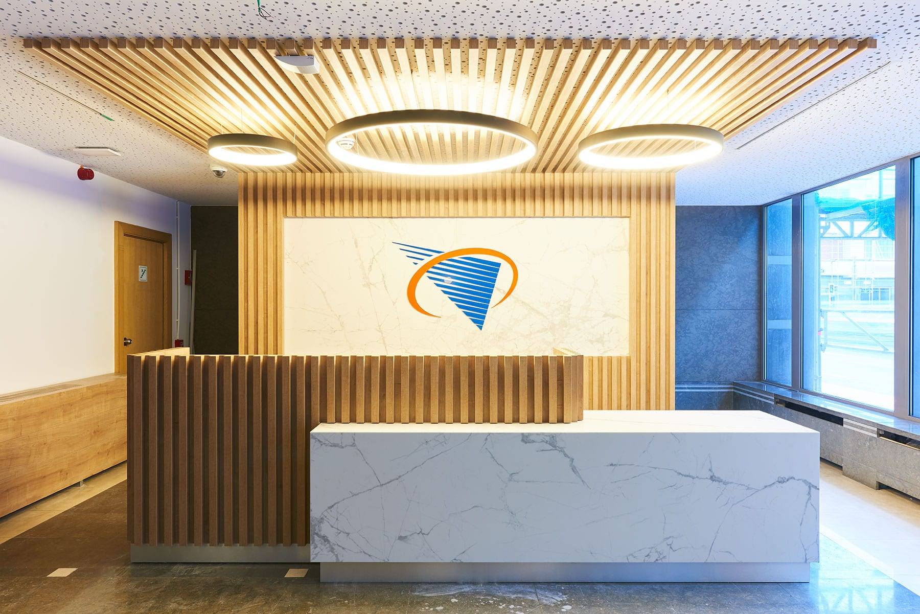 Une salle de réunion taillée dans le bois · aménagement de bureaux à Bruxelles