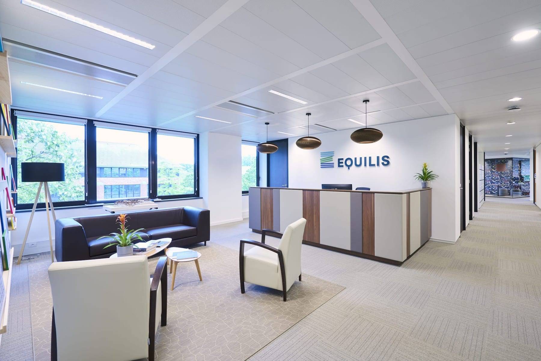 Un accueil qui porte l'identité du lieu · aménagement de bureaux à Bruxelles