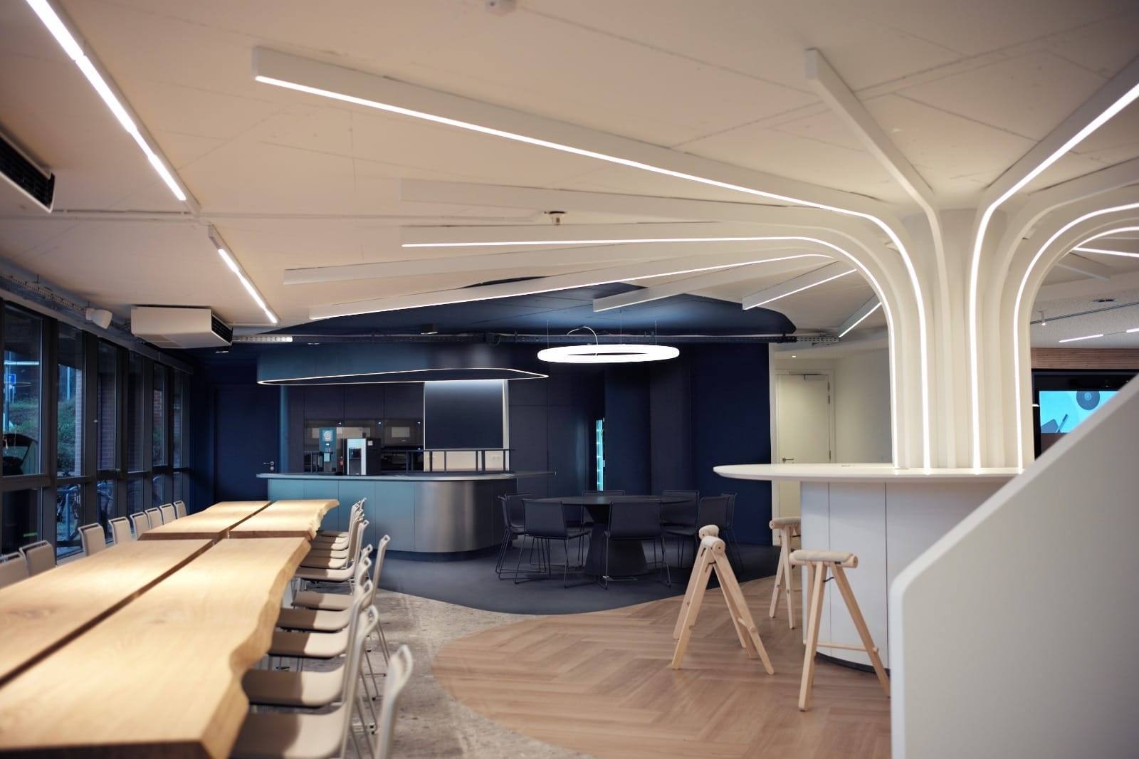 Salle de réunion avec plafond bois et table longue