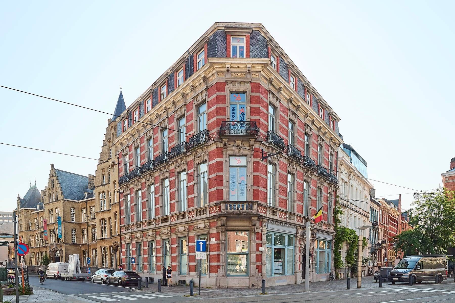 Un siège recomposé sans quitter les lieux · aménagement de bureaux à Bruxelles