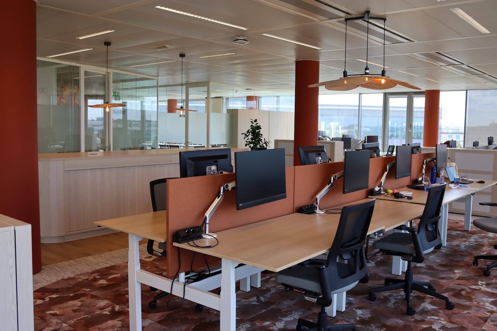 Quatre-vingt-dix postes près de l'aéroport · aménagement de bureaux à Diegem