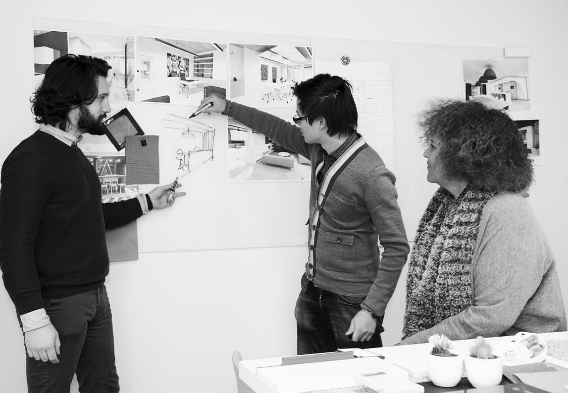Sélection d'échantillons de matériaux à l'atelier Design Plus à Bruxelles