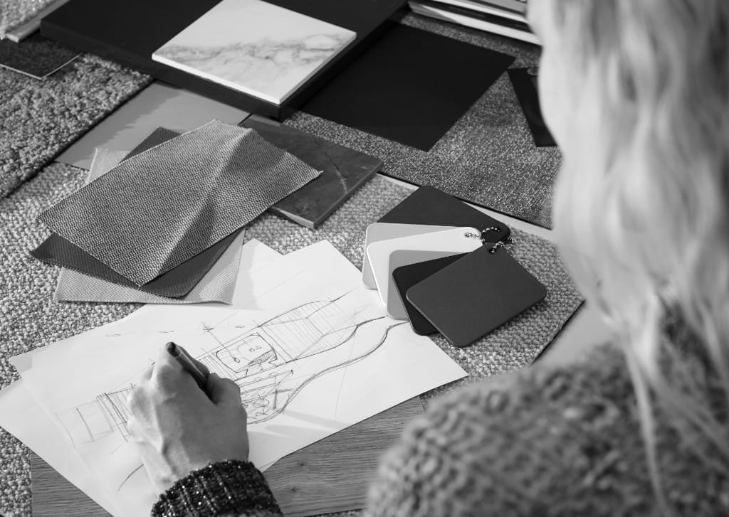 Esquisse et plans d'aménagement de bureaux sur une table de travail