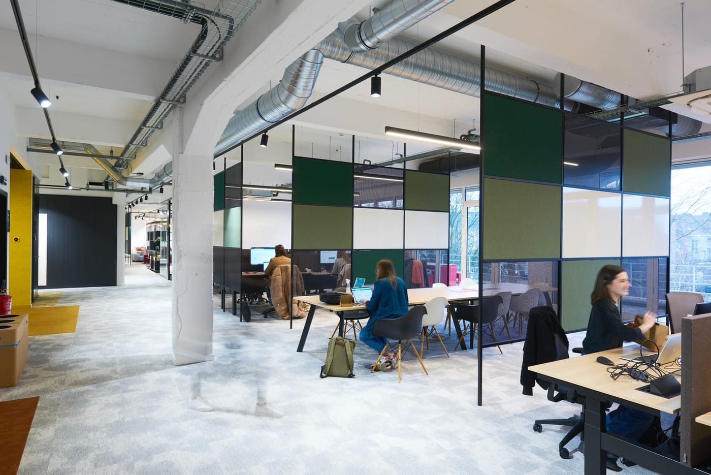Plateau de bureaux en activité aménagé par Design Plus