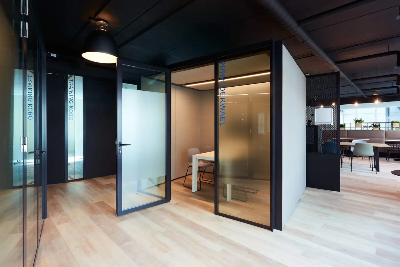 Poste de travail et plantes vertes dans un bureau aménagé à Diegem · aménagement de bureaux