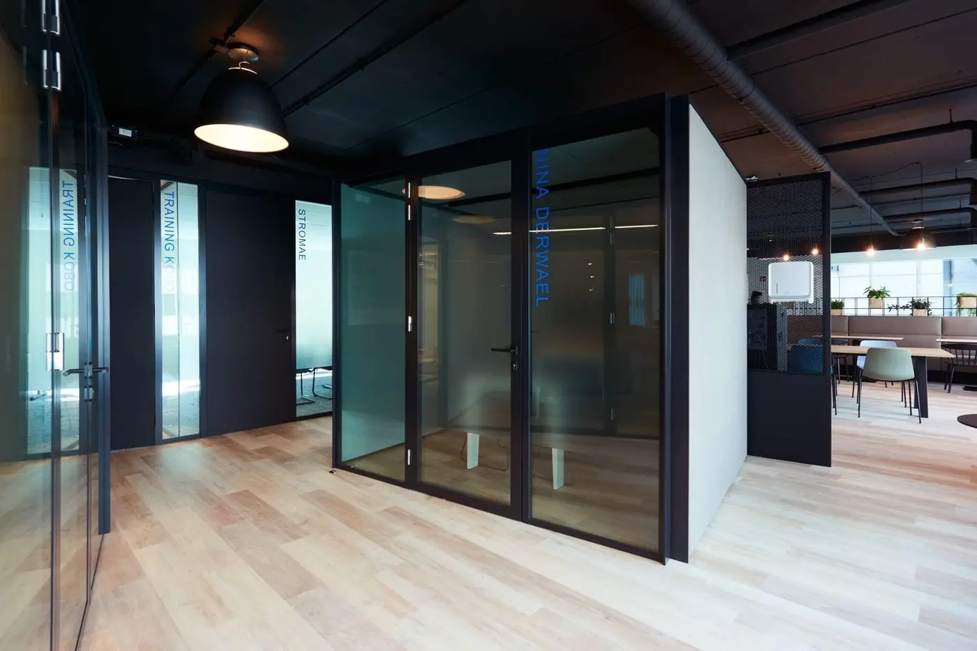 Poste de travail et plantes vertes dans un bureau aménagé à Diegem · aménagement de bureaux